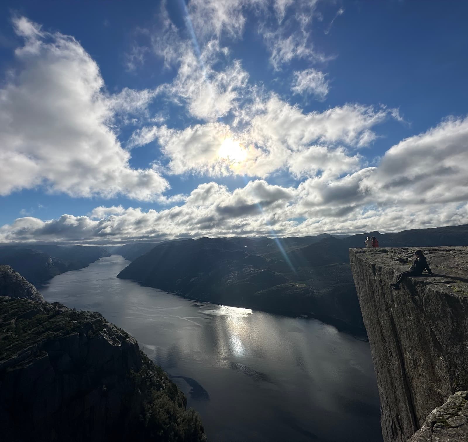 Felsplateau Preikestolen hoch über dem Lysefjord bei Sonne und Wolken